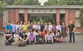 何晓巍和同学们在复旦大学门口缩略图