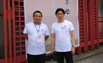 何晓巍与中国书法院管峻院长在上海《金刚经》全国写经大赛评审现场缩略图