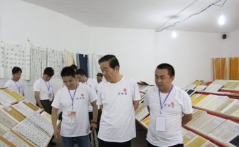 何晓巍与中国书法家协会主席苏士澍先生在上海华珍阁杯《金刚经》全国写经大赛评审现场缩略图