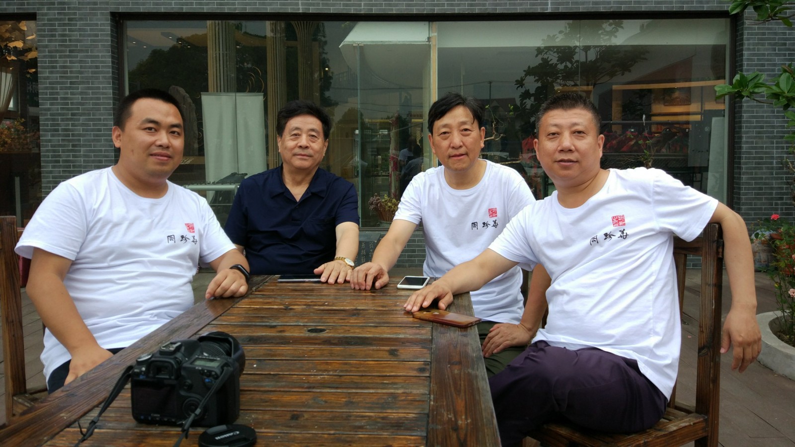 何晓巍与中国书法家协会副主席聂成文先生在上海《金刚经》全国写经大赛评审现场插图1