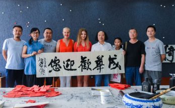 何晓巍在成华区文化馆向法国友人传播书法艺术缩略图