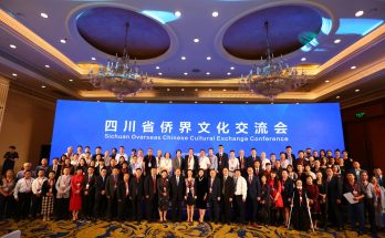 何晓巍受聘四川省侨联文化交流促进委员会委员缩略图