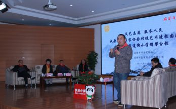 何晓巍参加书法进校园活动走进盐道街小学锦馨分校缩略图