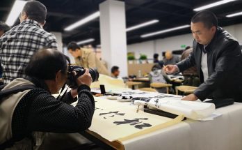 成华区文联书画名家走基层活动 何晓巍走进和美社区缩略图