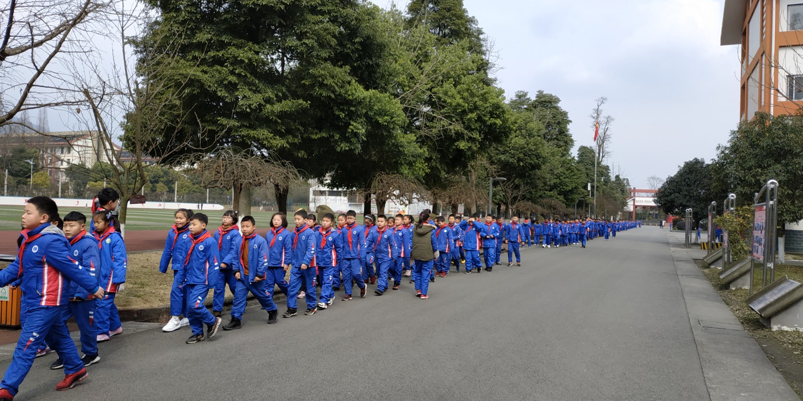 何晓巍赴都江堰七一青城山学校调研插图3