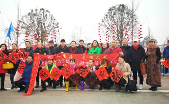 何晓巍应邀参加2019“成都是我家”团年饭系列活动，走进天府机场建筑工地缩略图