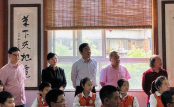何晓巍陪同中国书法家协会主席苏士澍赴成都市奥林小学调研缩略图