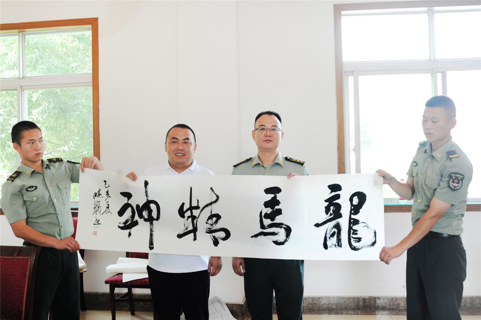 何晓巍出席拥军活动走进解放军某部插图4