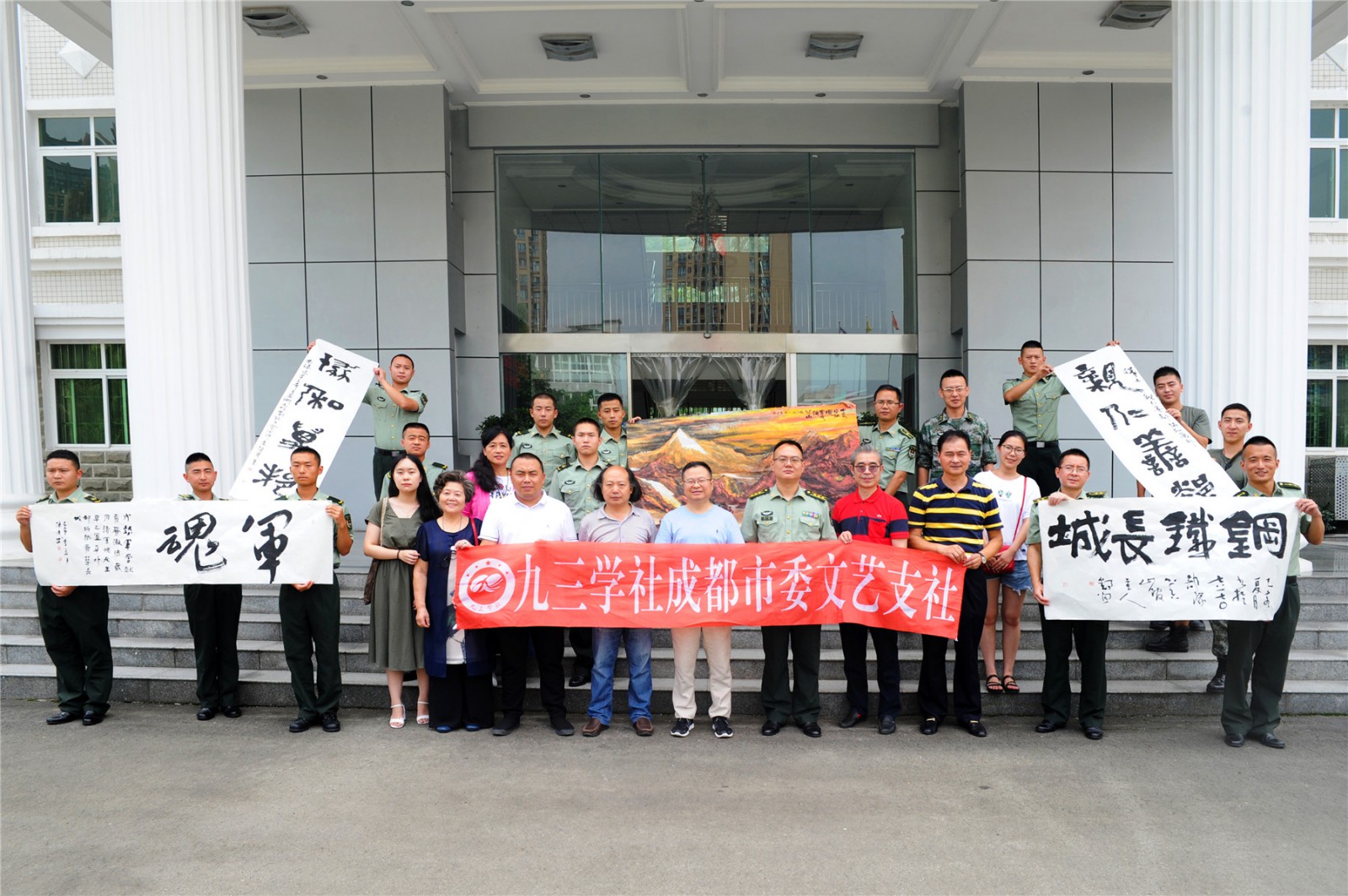 何晓巍出席拥军活动走进解放军某部插图5