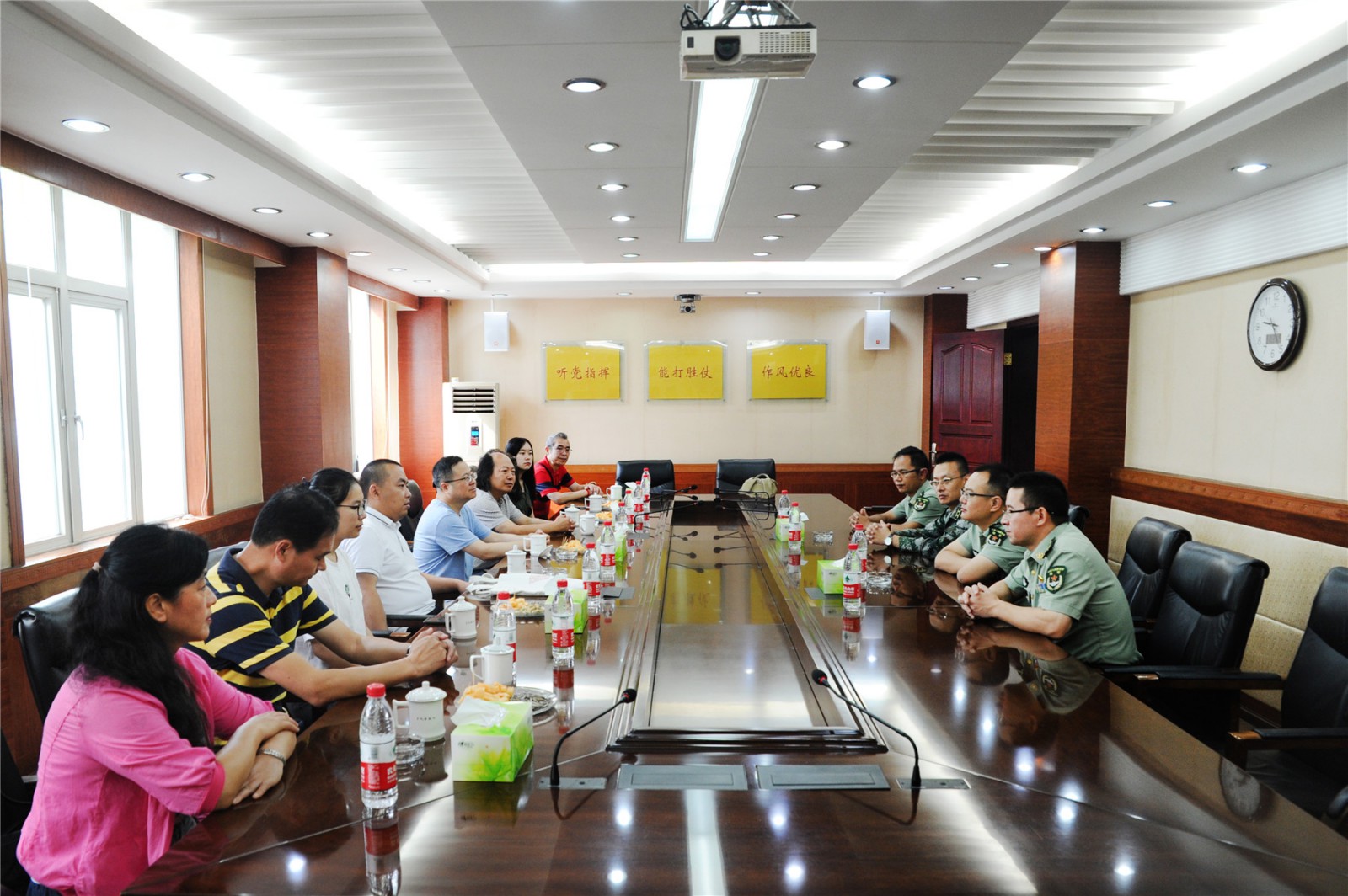 何晓巍出席拥军活动走进解放军某部插图1