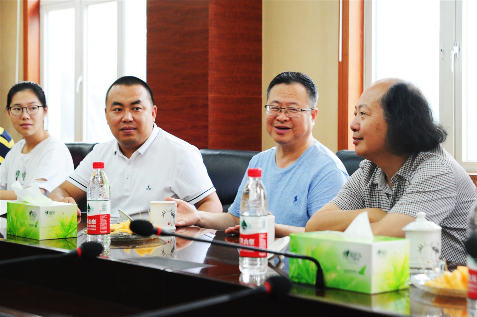 何晓巍出席拥军活动走进解放军某部插图2