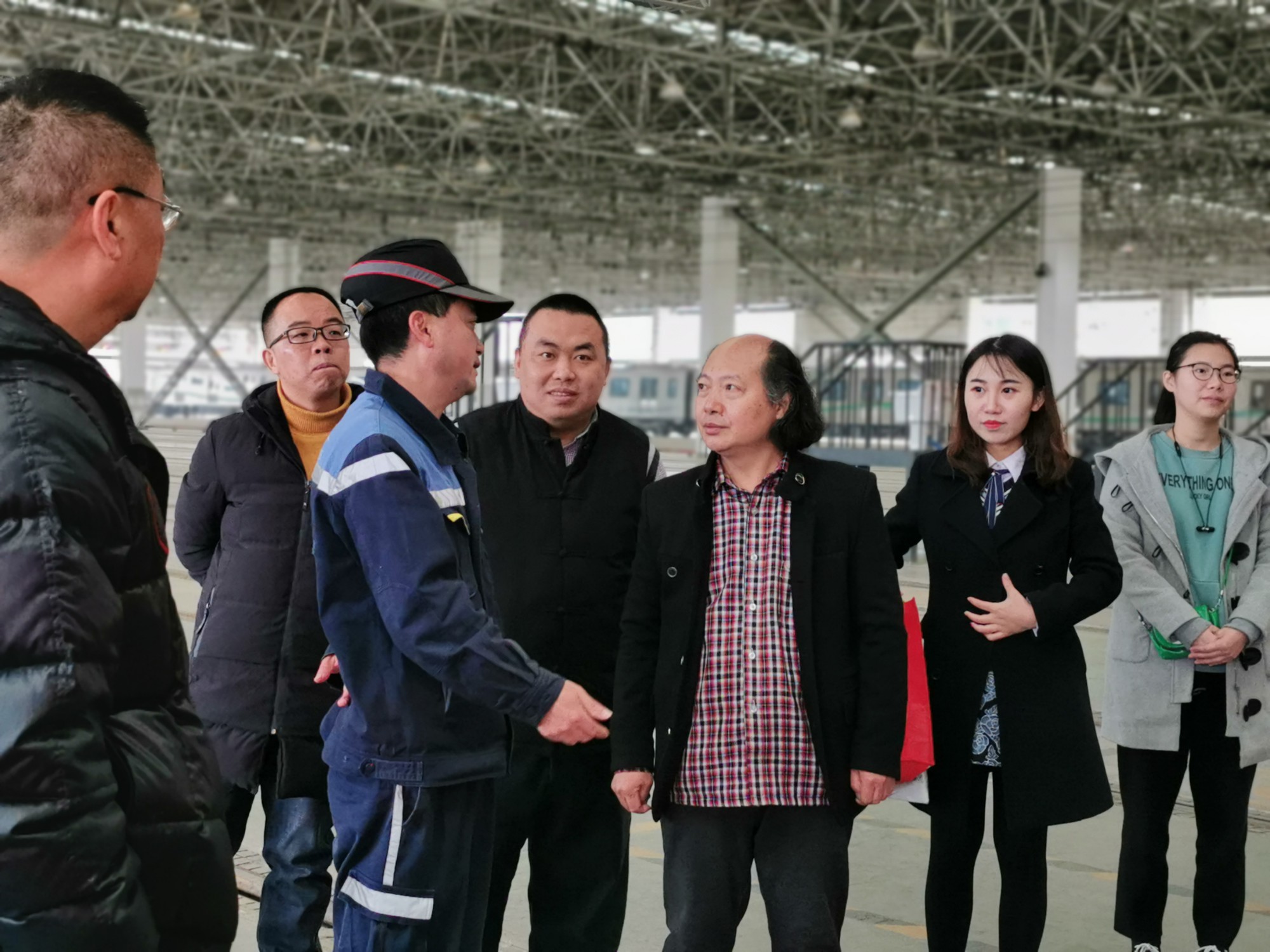 何晓巍出席书法惠民活动走进成都地铁维保中心插图4