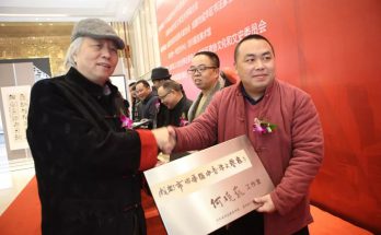 著名画家刘正兴先生代表中共成华区委宣传部、区文联为何晓巍工作室授牌缩略图