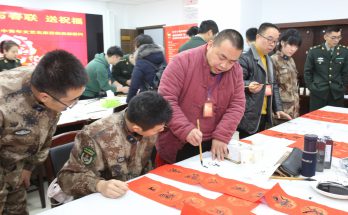 何晓巍出席书法拥军活动走进解放军某部缩略图