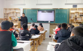 何晓巍参加书法进校园活动走进成都市兴盛小学缩略图