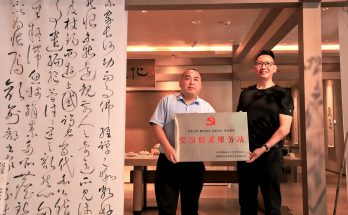 何晓巍为成都市书法家协会化蝶书院党员联系服务站授牌缩略图