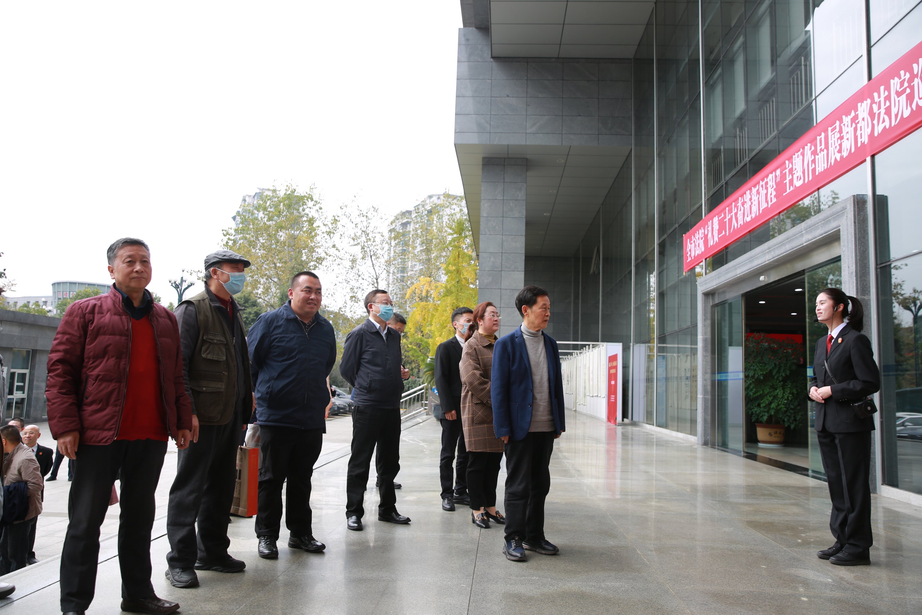 何晓巍参加全市法院“礼赞二十大奋进新征程”主题作品展新都法院巡展活动插图2