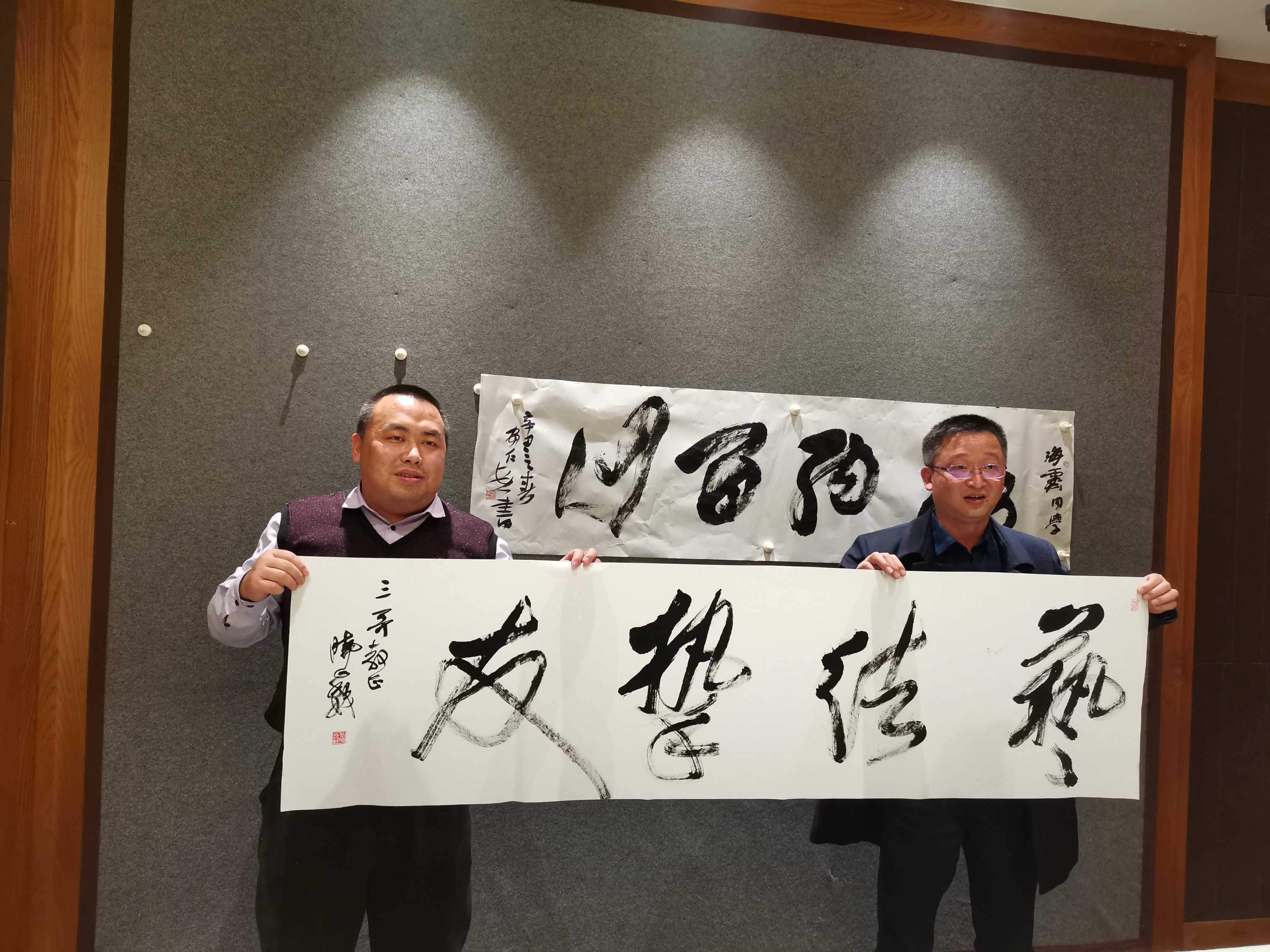 何晓巍与四川省残联党组成员、副理事长黄卫德先生插图